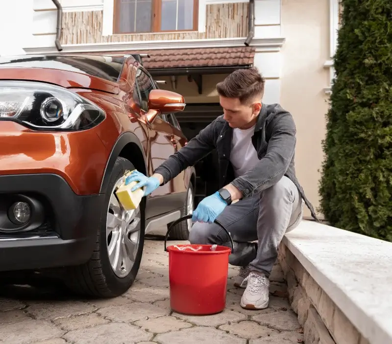 Lavage auto à domicile Neulliac : professionnel intervenant sur un véhicule